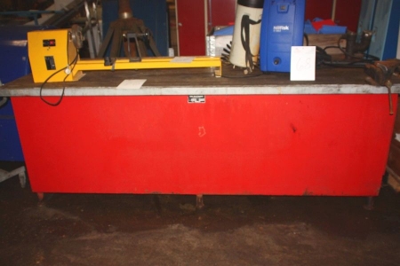 Work Bench, 2600 x 860 mm with vise mounted on the oil tank, EBA 1,500 liters