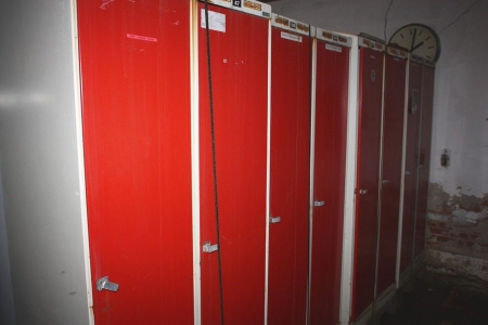 8 x 2-compartment lockers