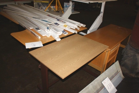 3 x højdejusterbare borde + printerbord på hjul + skrivebord (alt skal medfølge)