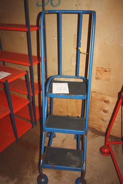Stairs Epos on wheels with handle. 3 Steps