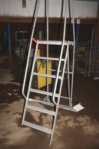 Portable aluminum stair landing with railing, 6 steps (one leg broken)