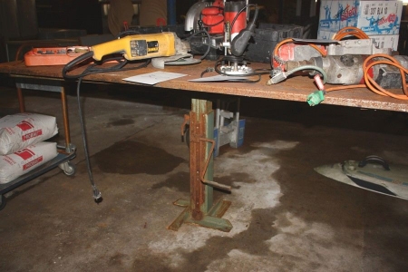 Height-adjustable workbench, metal clad