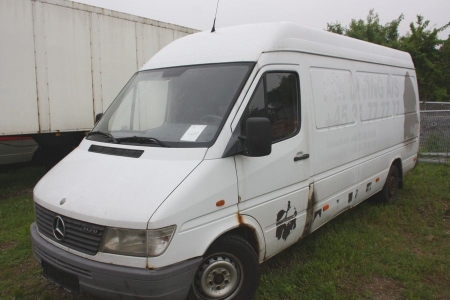 RC94152. Van, Mercedes Sprinter 312D, rack building, workbench with vice, light pull. Condition unknown