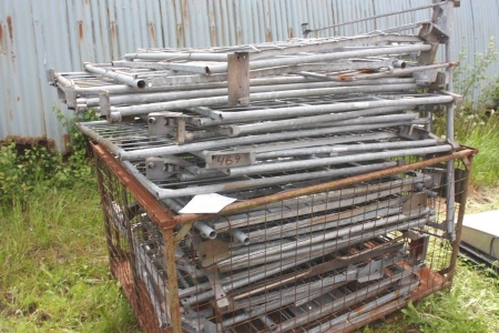 Gitterbur med mange adskilte jernrammer for pallebure