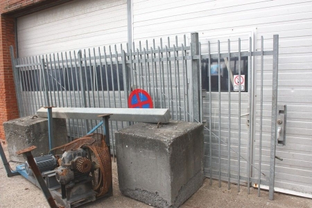 Galvanized gate, fixed part, length approx. 5000 mm. Moving part, length approx. 5000 mm. Height approx. 2000 mm