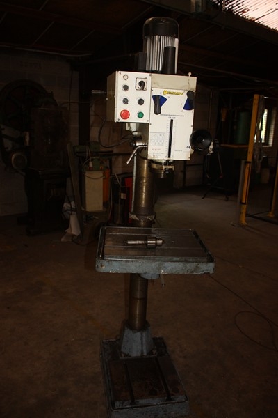 Drill press, Bernardo GB 323S. Max. Spindle speed: 2520 rpm. Motor 0,85 / 1,1 kW. SN: 512,003. 2 clamping surfaces: 400x470 mm + 390 x 330 mm