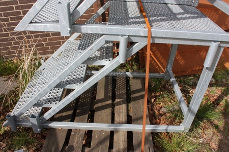 Galvaniseret trappe med repos. Ny. 5 trin, højde til repos ca. 800 mm. Kan monteres med transporthjul (som kan købes separat af sælger)