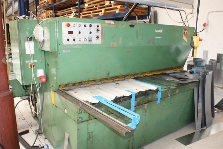Guillotine, Fasti Hoan, type CHE 25/6. Working width: 2500 mm, thickness: 6 mm. SN: 4438. Year 1985. Weight: 5400 kg. Powered outlet conveyor