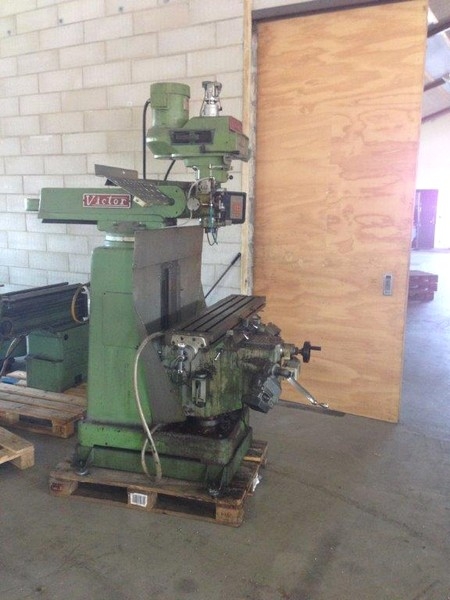 Tool milling machine, Victor, 60-4200 rev / min. Table size 250 x 1250 mm. 2 axis, digital