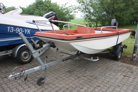 Boat with steering console, Fiberplast Italiana SpA, Cormorano. 4 people. Max. 50 hp. Outboard: Mercury 25 HP. Trailer, JK9481, Brenderup. Supplied without license plates. Buyer bring sample plates / make their own re-registration