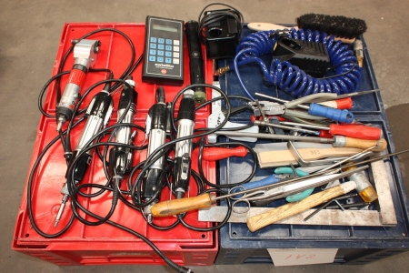 6 screwdrivers + miscellaneous hand tools + lazy jack