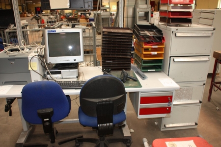 Højdejusterbart arbejdsbord, ca. 1800 x 750 mm + skuffe + 2 stole + arkivhængemappeskab med 4 skuffer + 2 stregkodelæsere mærket Intermec