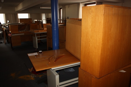 All in 2 rooms (less lot numbers 173 and 174 and fixed installations) Miscellaneous furniture, partitions, etc.