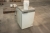 Arbejdsbord, højdejusterbar (stand ukendt) + skuffe, Tiro Clas + køleskab + punktudsugningsarm, Alsident + bonruller med videre