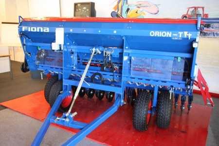 Mounted Fiona seeder, model Orion-T, 3.00 meters. SN HP05461. Distance between rows: 120 mm. Tank Capacity: 1050 . Number of coulters: 25