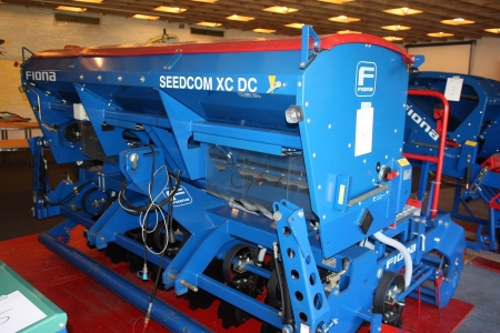Fiona Seedcom XC DC, Orion XR 3.0, SN: H0005305. Seed drill mounted on harrow. Tube crumbler.  Number of Rows: 25 Row spacing, 12 cm