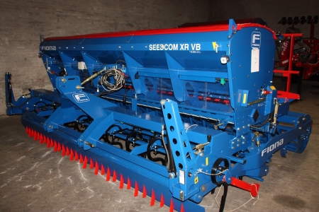 Seedcom XR VB, 4.0 meters. Combination seeder with harrow and tube crumbler