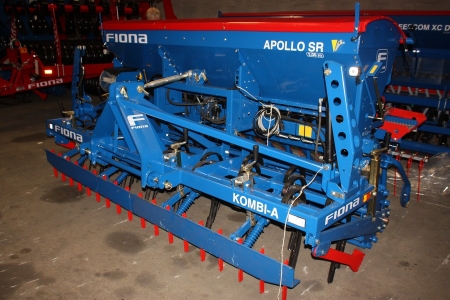 Fiona Apollo OR, 3.0 meter. Combination seeder mounted on Kombi-A harrow. Distance between rows: 120 mm. Tank Capacity: 645 liters