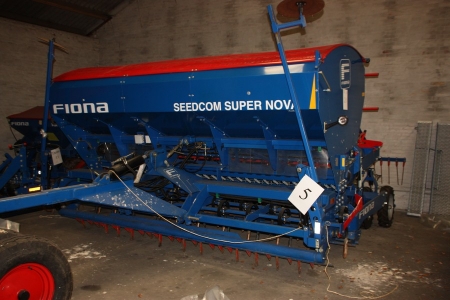 Fiona Seedcom Super Nova, Half Trailed integrated harrow / saw combination. 4.00 m Demo Machine. SN: HA00708. Double disc coulter. Number encyclicals: 3 Number of discs: 33 pcs. Number of rows: 33 pcs. Row spacing: 12.5 cm. Hopper: 4,600 liters