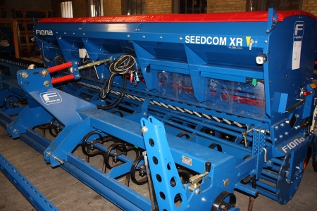Fiona Seedcom XR 4.00 meter såmaskine. Monteret på harve, 4.00 meter XR + rørpakker. Dobbeltskær. med styreboks