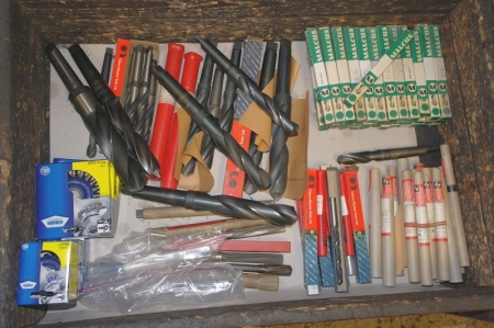 Pallet with drills + reamers + wire brushes for angle grinders etc.