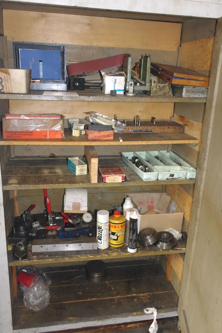 Content of the cabinet: drills + cutting tools, etc.