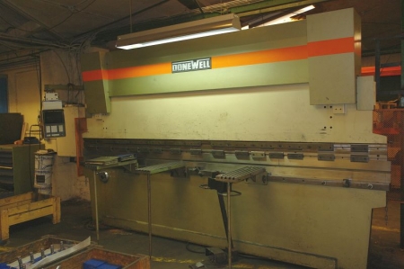 Folding machine, Donewell. Control: Donewell CNC 3206 PS, Type 80/4000. Last inspection 5-11-2012. Including various bending tools.