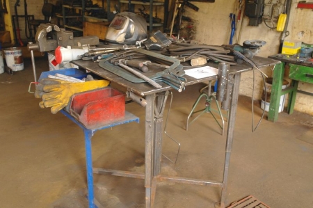 Welding surface, 1000 x 1100 mm with vice + content various tools, etc.