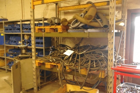 1 span pallet racking containing hydraulic hoses + flex hoses
