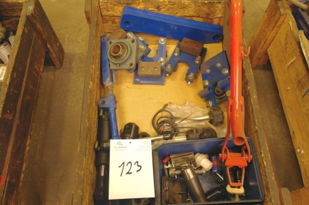Pallet with various bearings + hydraulic pistons, etc.