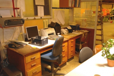 Alt i rum minus faste installationer. Skriveborde + kontorstole + bord + reoler + arkivskabe m.v. Alt uden indhold
