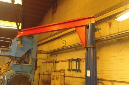 Pillar jib crane + Demag electric hoist 500 kg. Reach approx. 4 meters, height approx. 3.5 meters