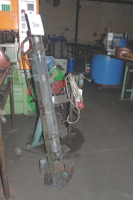 Vertical press with hydraulic station