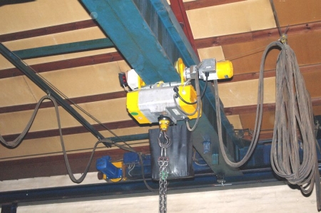 Overhead Crane with 2 electric hoists Liftket 2 x 1600 kg dimensions: from floor to hook around. 2.5 meter span: approx. 17 meters
