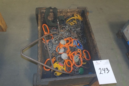 Pallet with various chains + panel claw etc.
