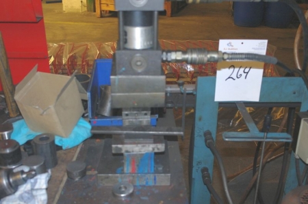 Hydraulic press with hydraulic station