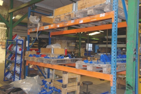 1 span pallet racking with 4 strings. 4 pallets per. shelf