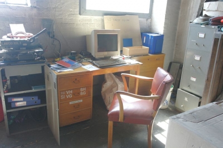 Skrivebord + stol + jalousiskab + arkivskab 
