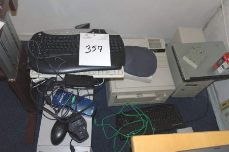 Div. EDB udstyr i hjørne. Pc'er + printere + tastaturer + Asus bærbar + HP Scanjet G3010 