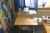 Rest i rum minus faste installationer skrivebord med skuffer + skab + 2 reoler + 2 skabe med skydelåger + pc bord + tidskriftholdere.
