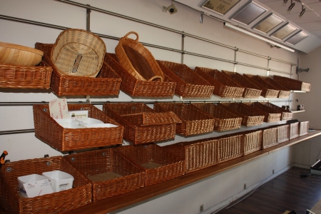 Brødkurvereol opbygget med 6 rustfri rør, ca. 6 meter + 26 brødkurve + bordplade i to dele, længde ca. 7 meter + 5 vinkelbeslag