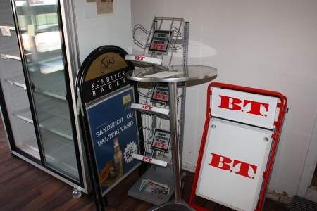 2 x A-skilte, Konditor Bager + BT skilt + Ekstrabladet skilt + BT avisholder + cafebord (stand ukendt)