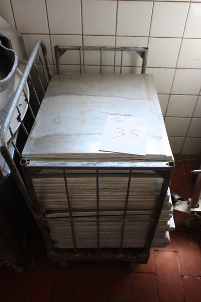 Tray trolley with trays
