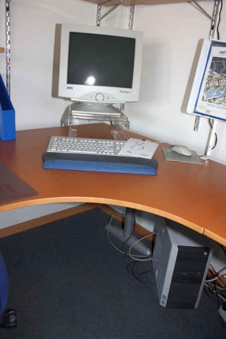 PC med skærm og tastatur