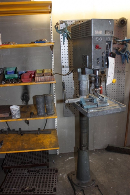 Pillar Drill, Solid B15S with machine vise + shelving + board etc.