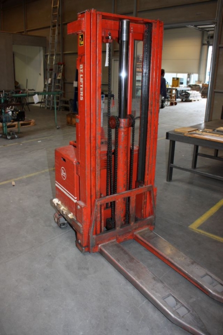 Electrical stacker, stand-in, BT, max, 900 kg. Including charger, 4155 mm lifting capacity