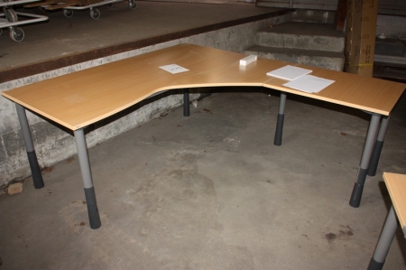 Hjørneskrivebord, Kinnarps, højdejusterbart, ca. 1800 x 2000 mm