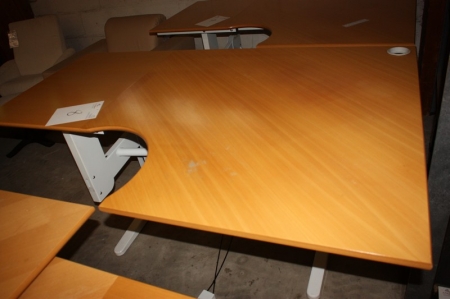 Skrivebord, brugt, manuel højdejusterbar. Dimension ca. 1750x1150 mm