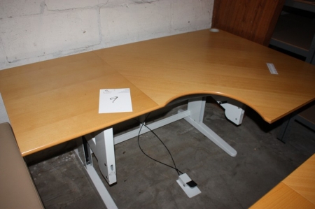 Desk, used, manual height adjustable. Dimension approx. 1750x1150 mm