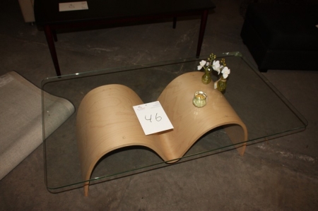 Sofabord med glasplade, dimension ca. 135 x 75 cm. Stel i formspændt træ
